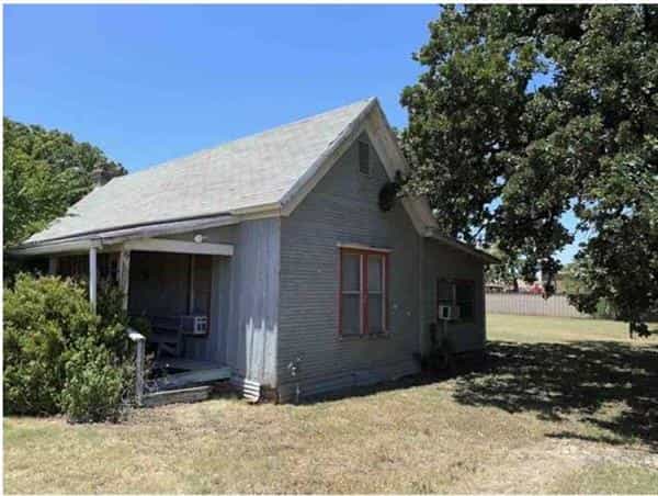 House in Lipan, Texas 10942835
