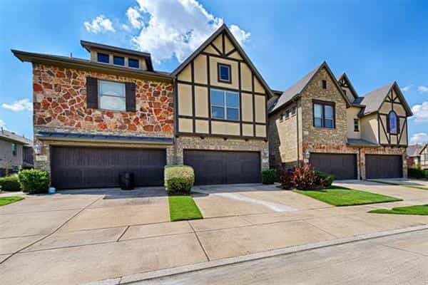 House in Euless, Texas 10942891