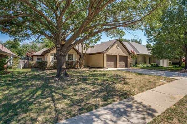 House in Dalworthington Gardens, Texas 10942955