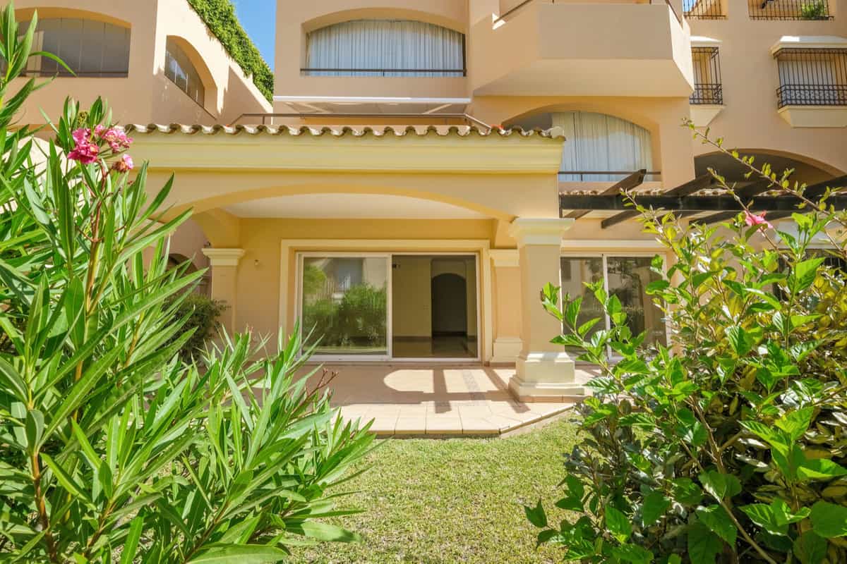 Condominium in Marbella, Andalucía 10943067