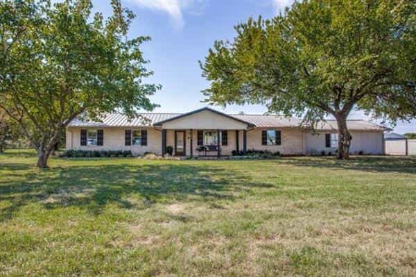 House in Sanger, Texas 10943122