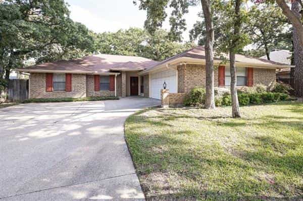 House in Bedford, Texas 10943253