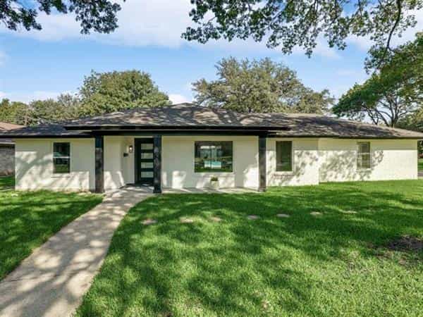 House in Farmers Branch, Texas 10943363