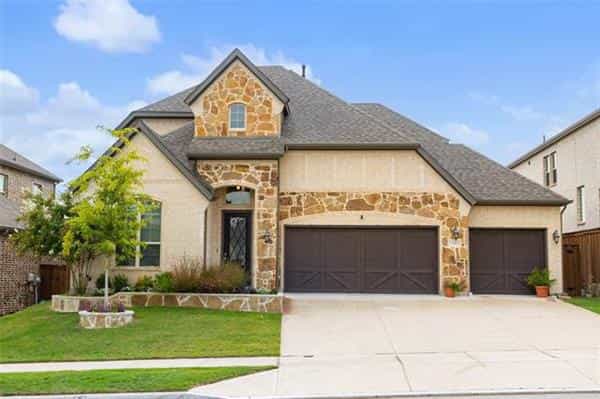 House in Benbrook, Texas 10943446