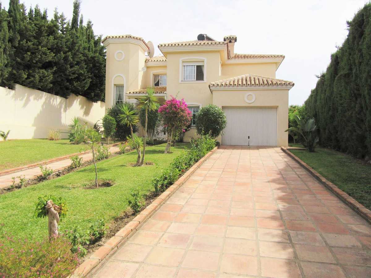 House in Fuengirola, Andalusia 10943896