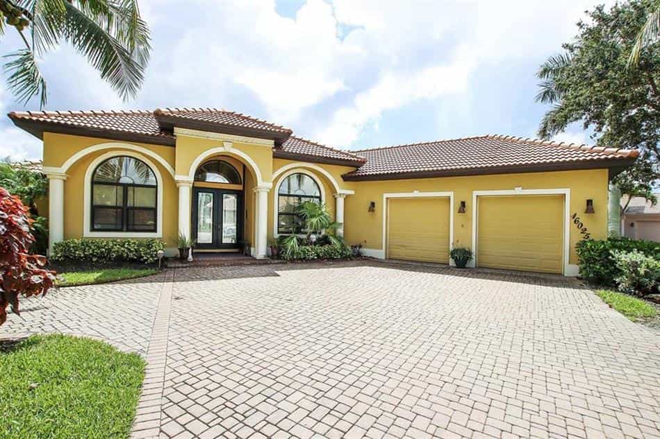 بيت في Fort Myers, Florida 10944018