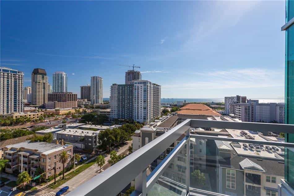 Condominium in St. Petersburg, Florida 10944466