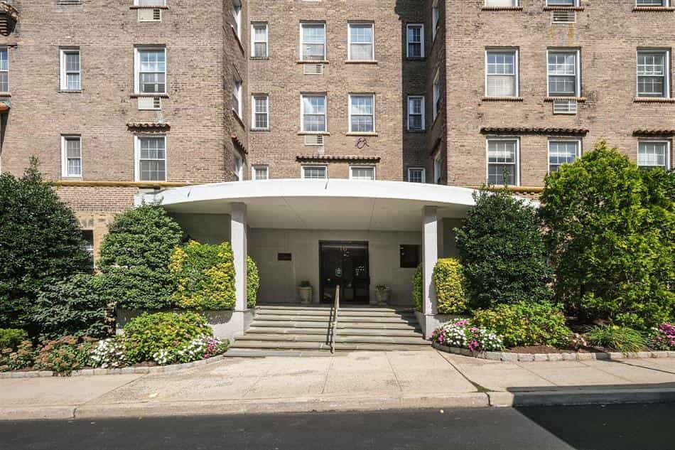 Condominium in Larchmont, New York 10944802