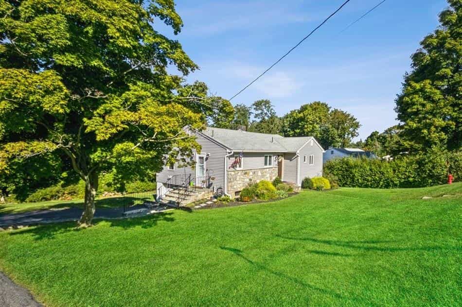House in Mahopac, New York 10944843