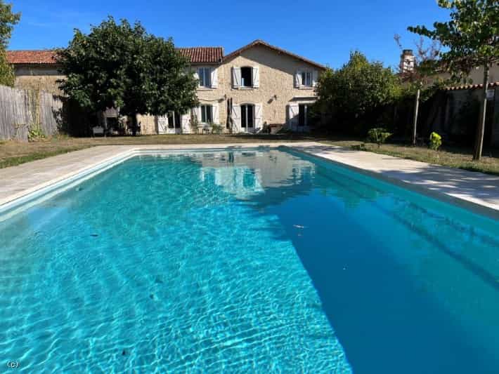 Residential in Ruffec, Nouvelle-Aquitaine 10945336