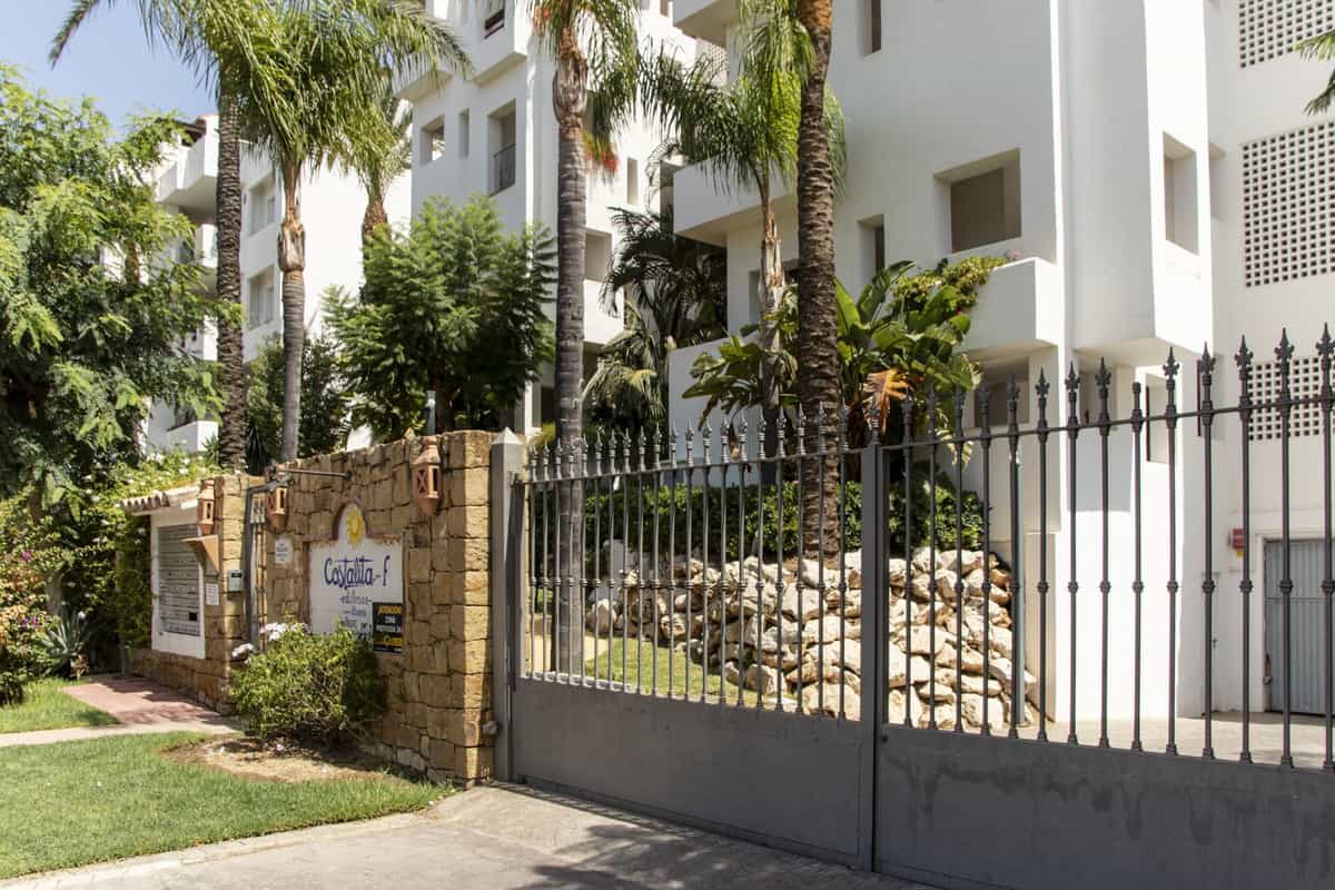 公寓 在 Estepona, Andalucía 10946046