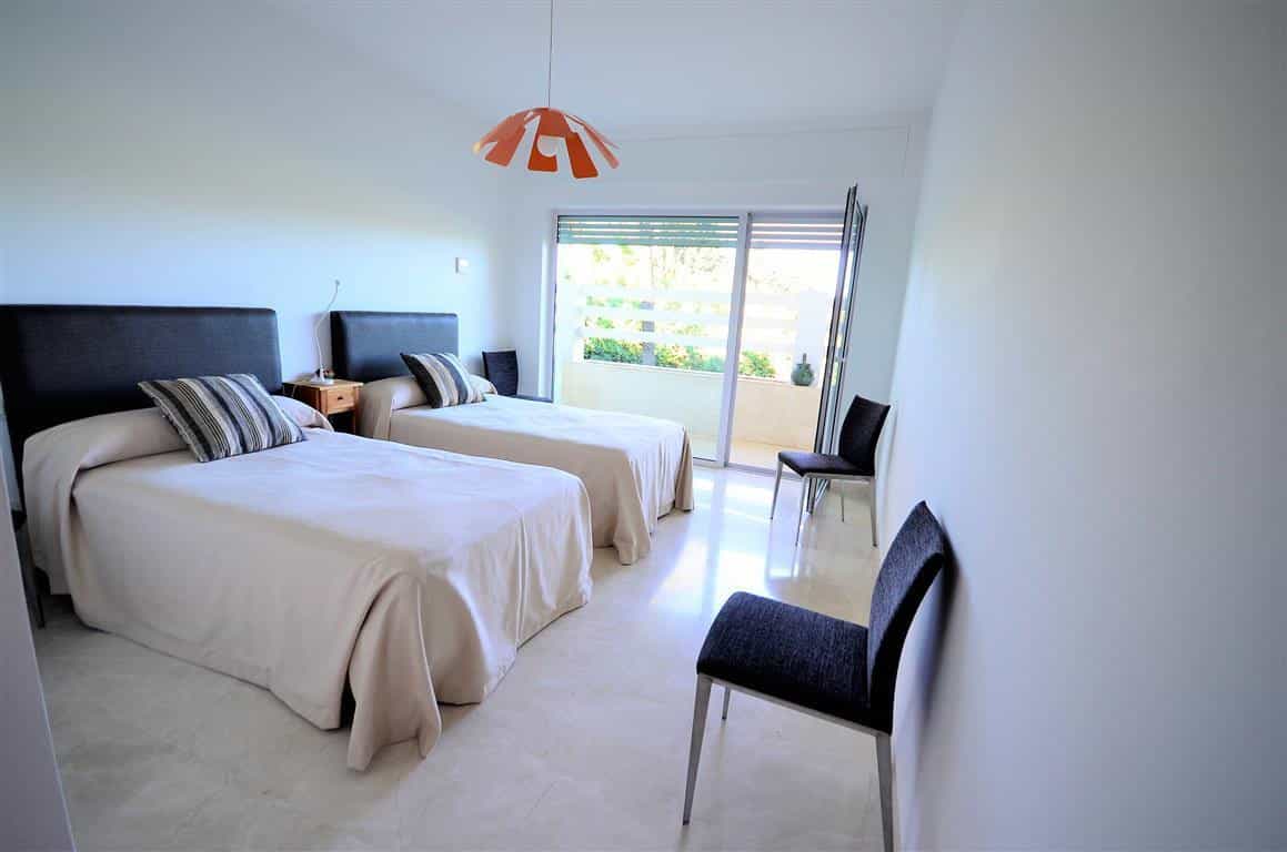 Condominium in San Roque, Andalucía 10947561
