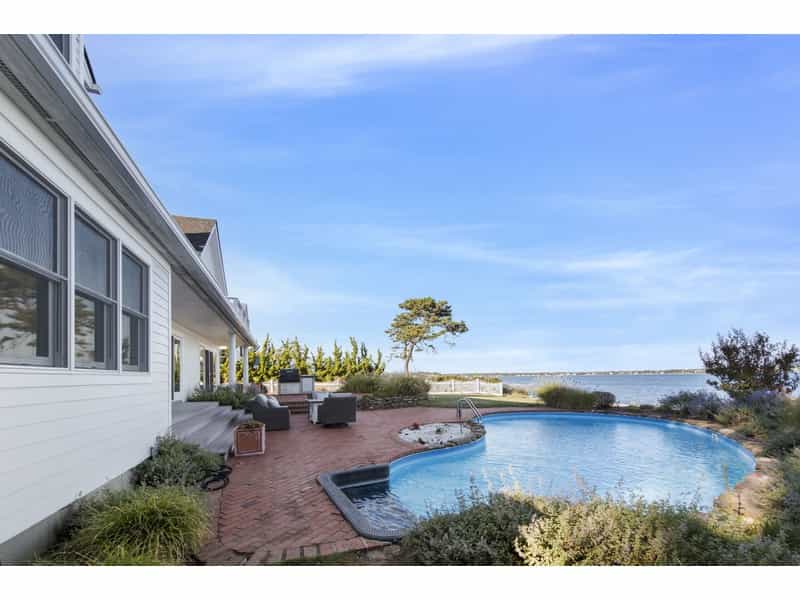 House in East Quogue, New York 10948521