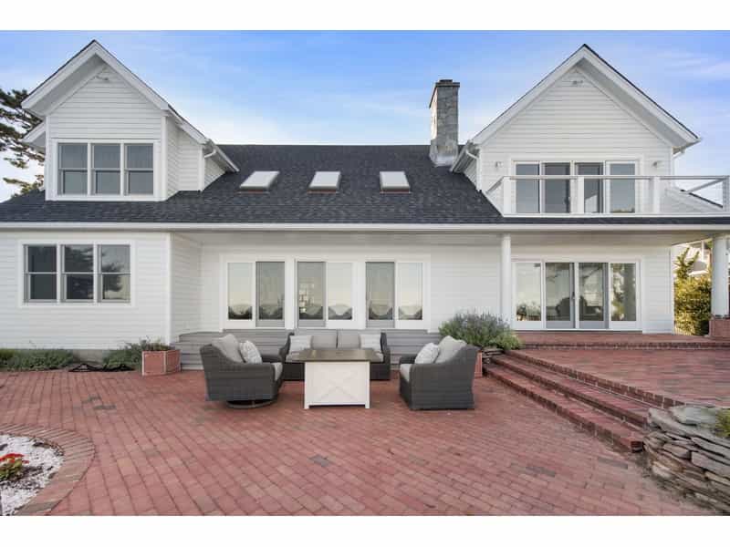 House in East Quogue, New York 10948521
