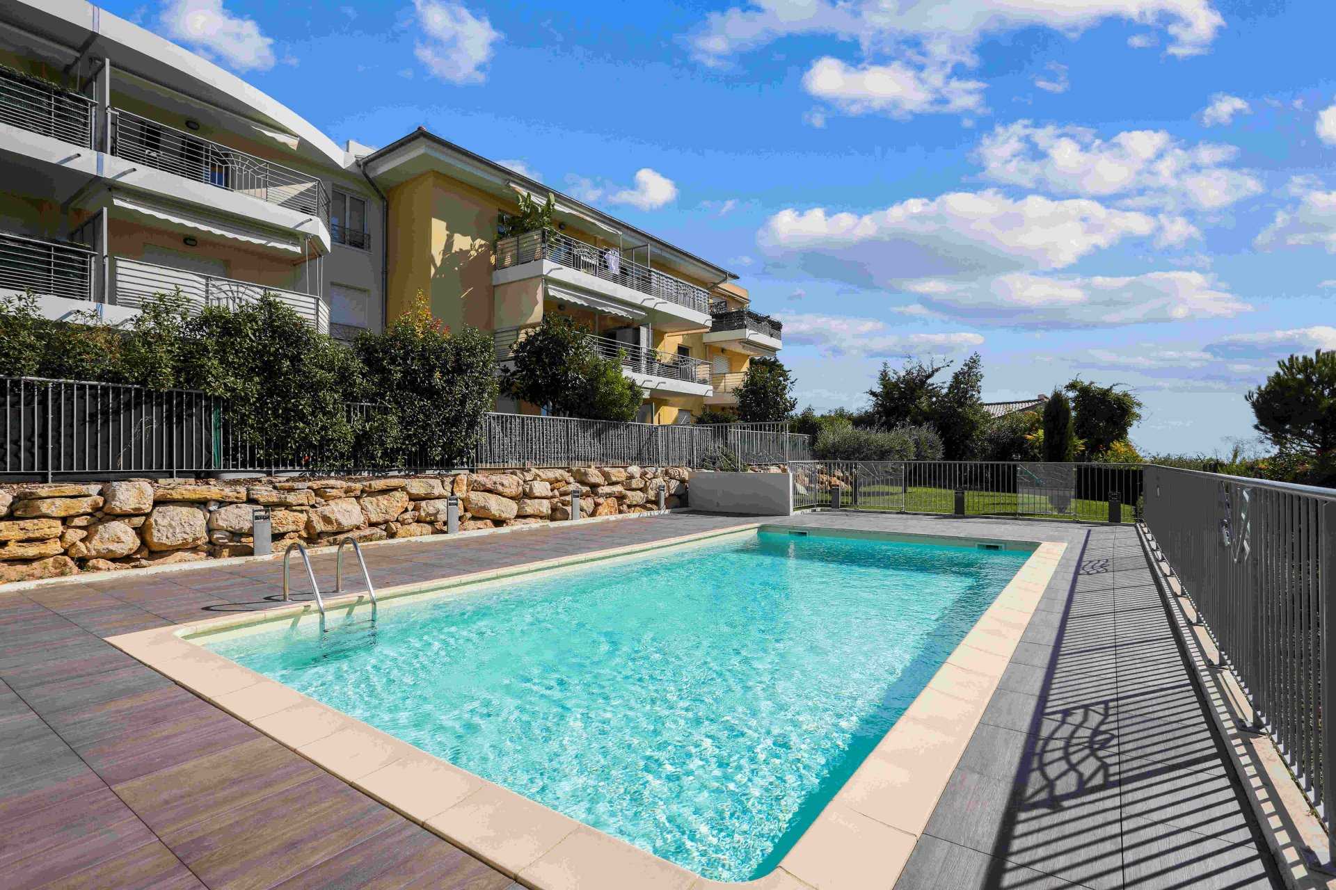 Condominium in La Madeleine, Provence-Alpes-Cote d'Azur 10951145