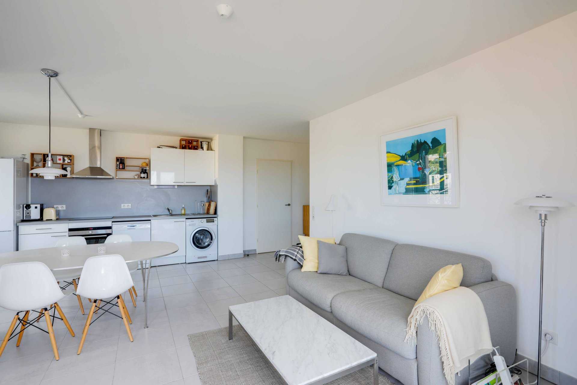 Condominium in La Madeleine, Provence-Alpes-Cote d'Azur 10951145