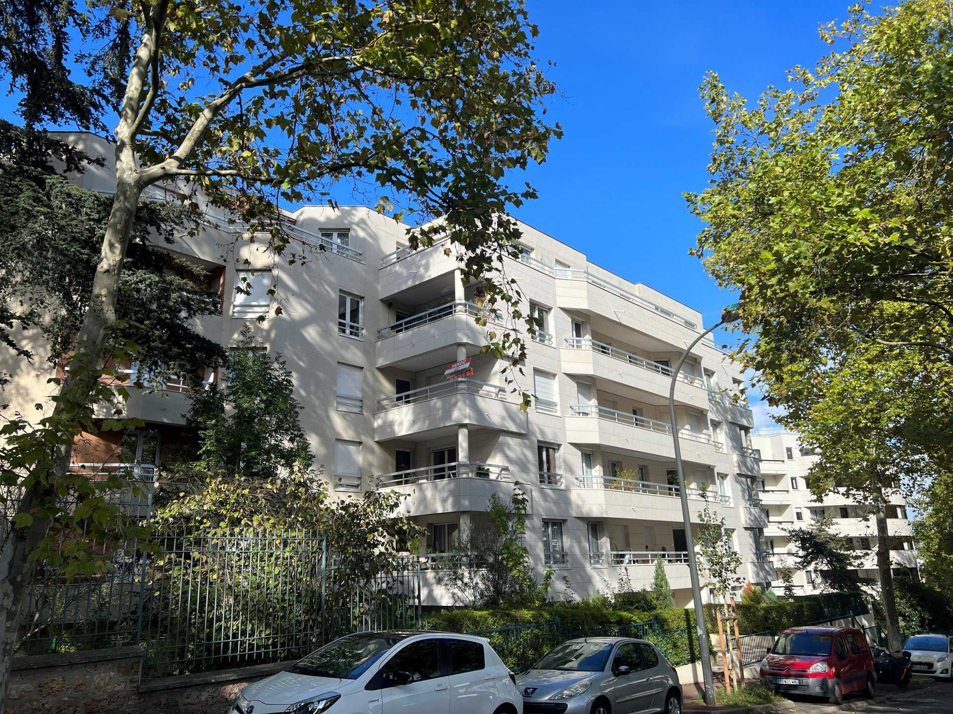 Condominium in Chatillon, Ile-de-France 10951241