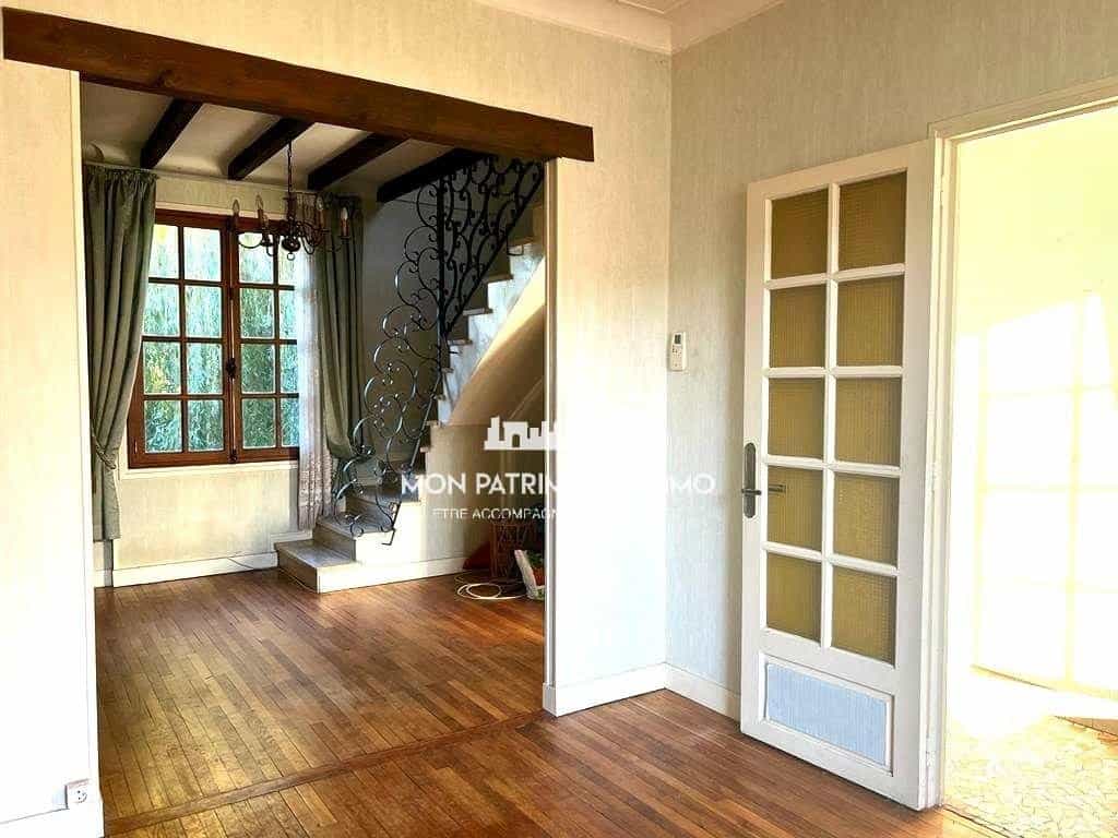 بيت في Romainville, Seine-Saint-Denis 10952406