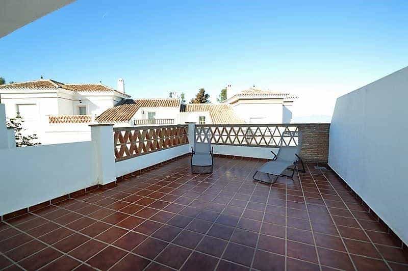 Condominium in Alhaurin el Grande, Andalusia 10952902