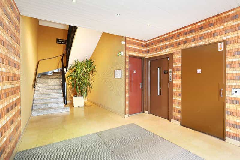 Condominium in Sint-Mande, Ile-de-France 10954227