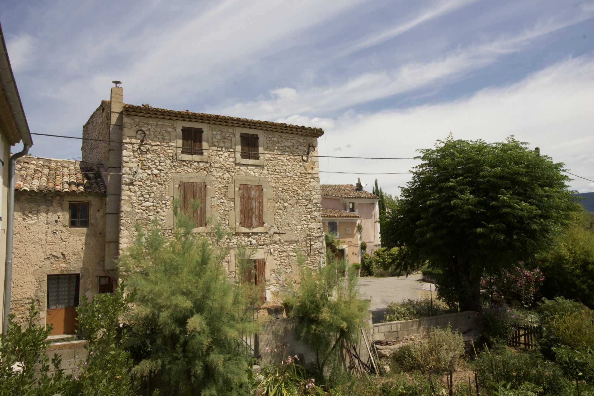 מגורים ב Saint-Saturnin-lès-Apt, Vaucluse 10956122