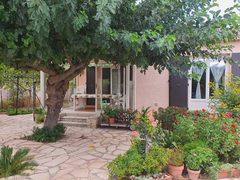 House in Cuers, Provence-Alpes-Cote d'Azur 10957377
