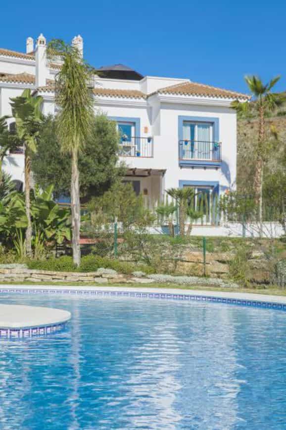Condominium in Benahavís, Andalucía 10959429