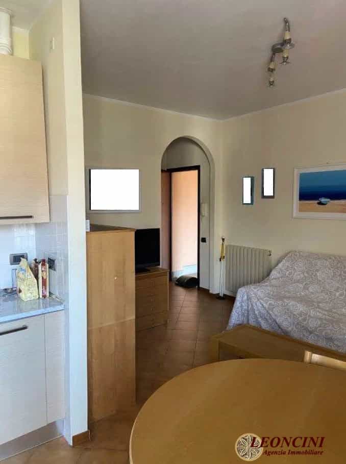 Condominium in Marina di Massa, Tuscany 10960794
