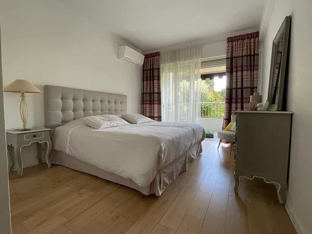 Condominium in Le Cannet, Provence-Alpes-Cote d'Azur 10975756