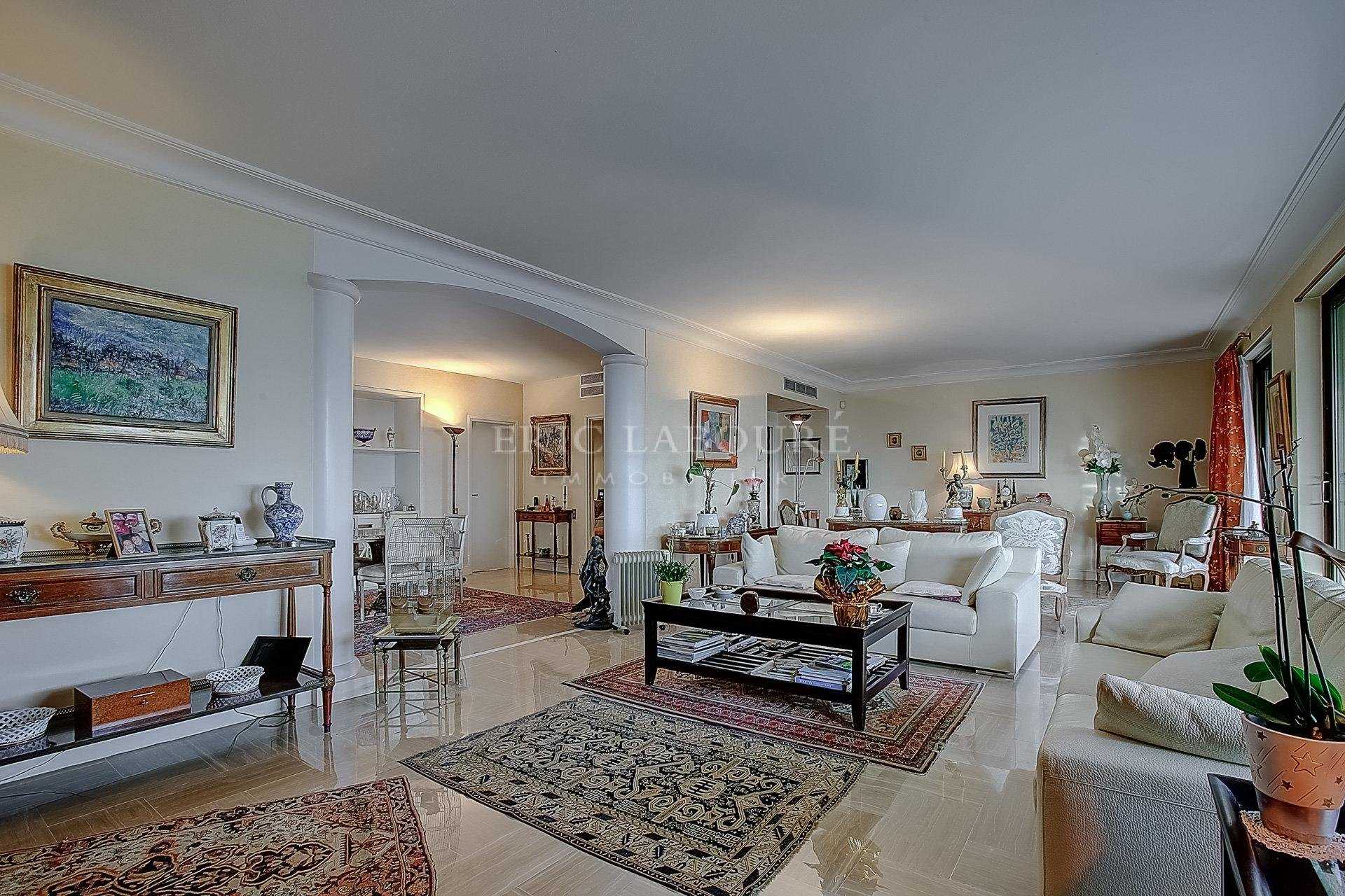 Condominium in La Bocca, Provence-Alpes-Cote d'Azur 10975773