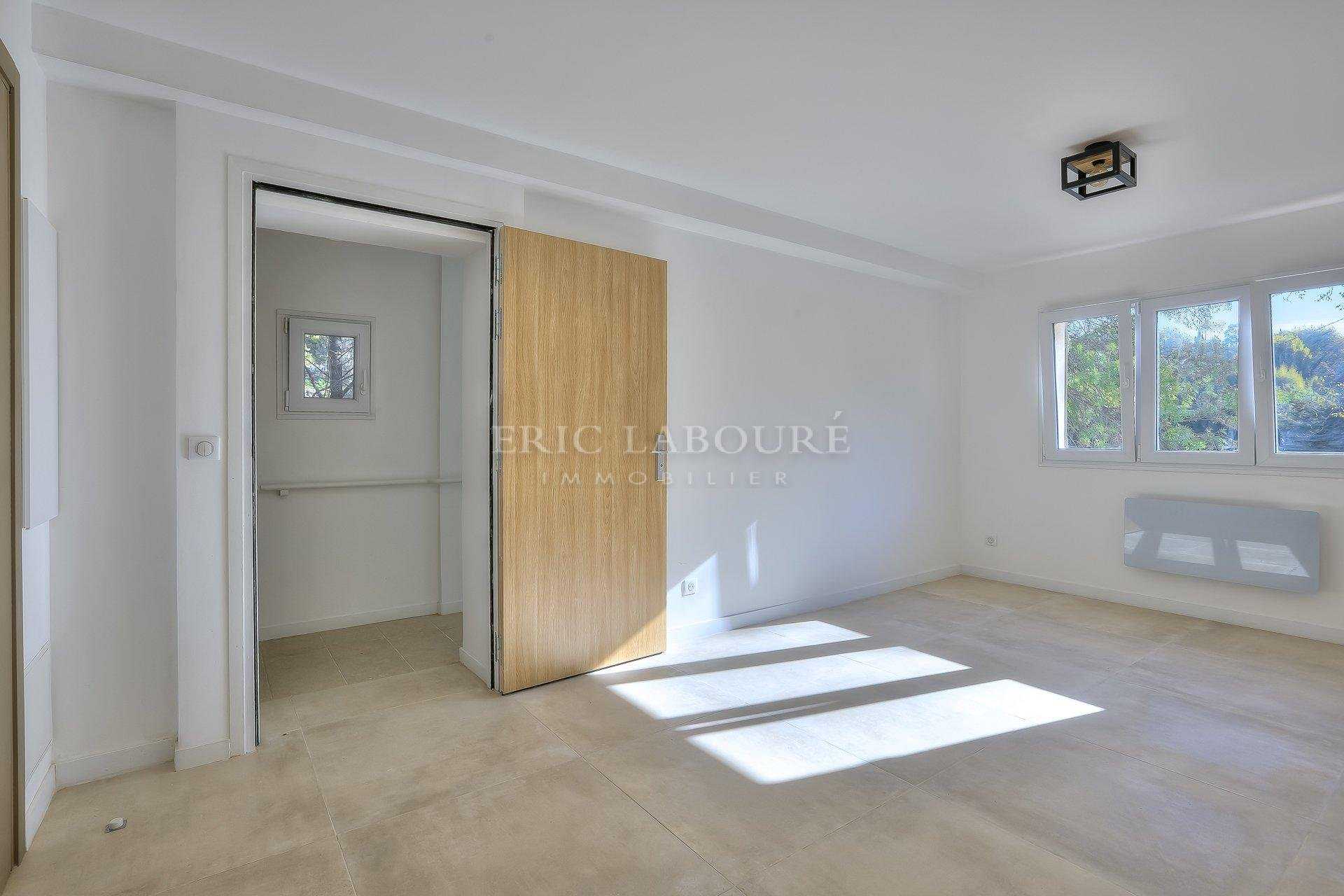 Condominium in Plascassier, Provence-Alpes-Cote d'Azur 10975774