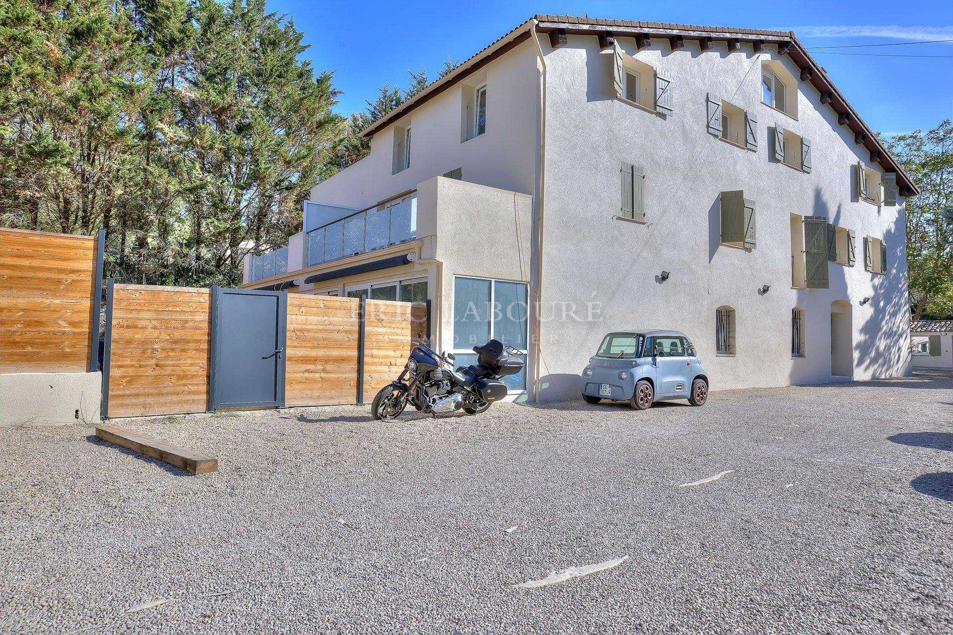Condominium in Châteauneuf-Grasse, Alpes-Maritimes 10975775