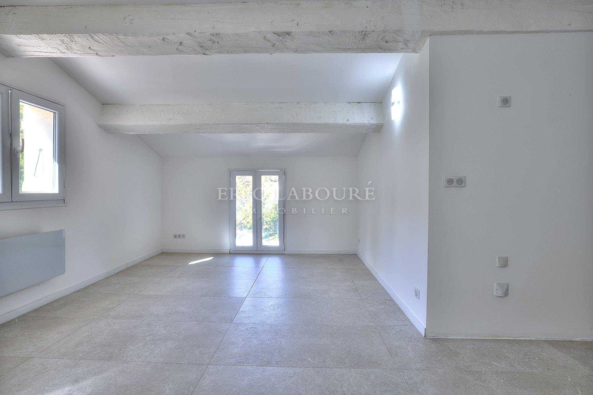 Condominium in Châteauneuf-Grasse, Alpes-Maritimes 10975780