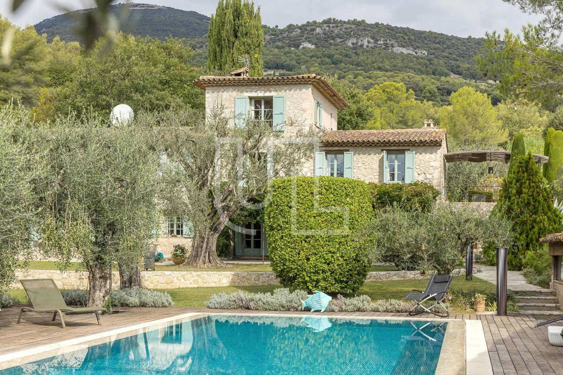 House in Tourrettes-sur-Loup, Provence-Alpes-Cote d'Azur 10975858