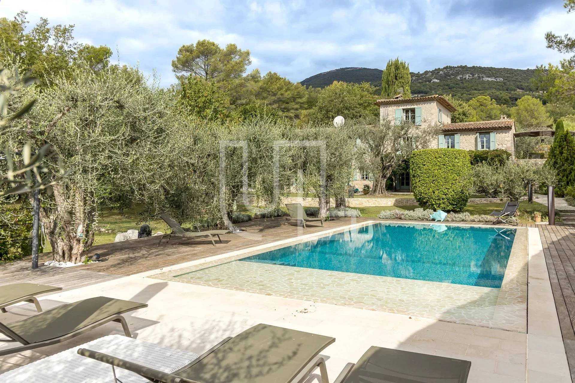 Rumah di Tourrettes-sur-Loup, Provence-Alpes-Cote d'Azur 10975858