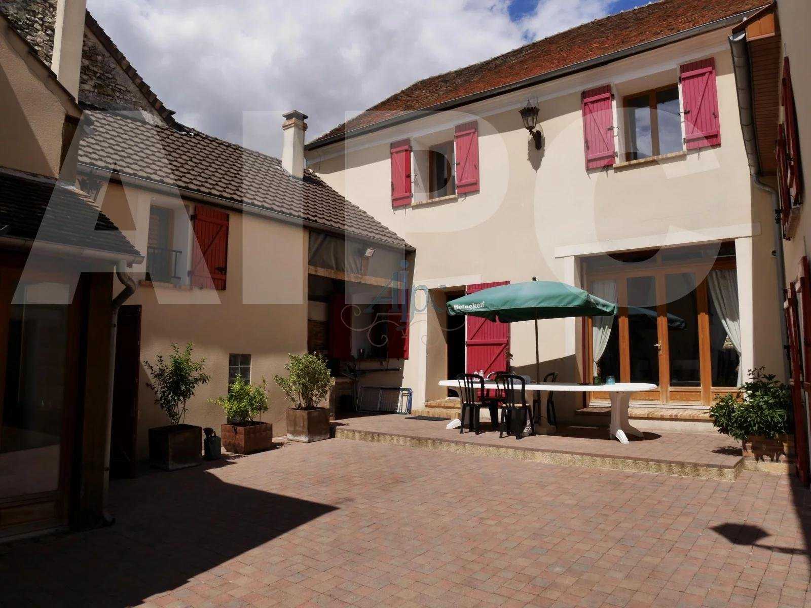Residential in Jouy-sur-Morin, Seine-et-Marne 10979065