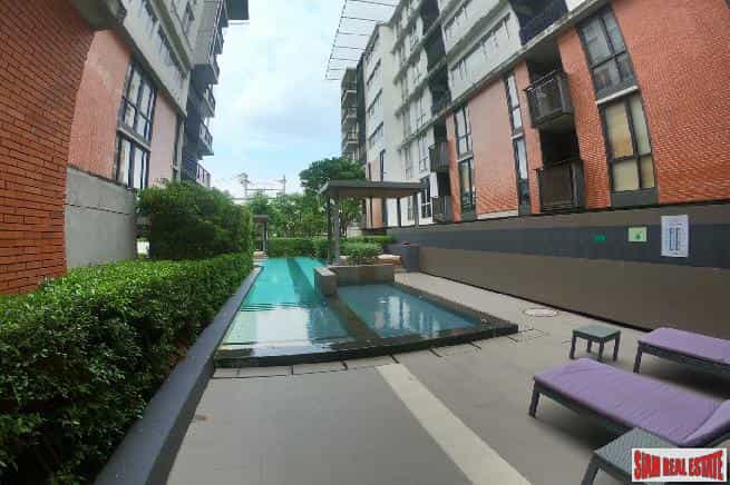 Condominium in Ban Khlong Samrong, Samut Prakan 10981250