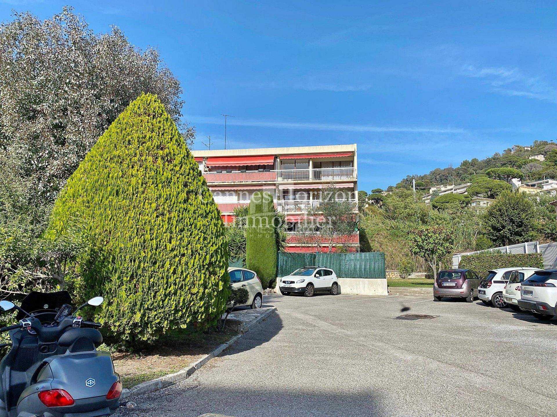 Residentieel in Cannes-la-Bocca, Alpes-Maritimes 10981705