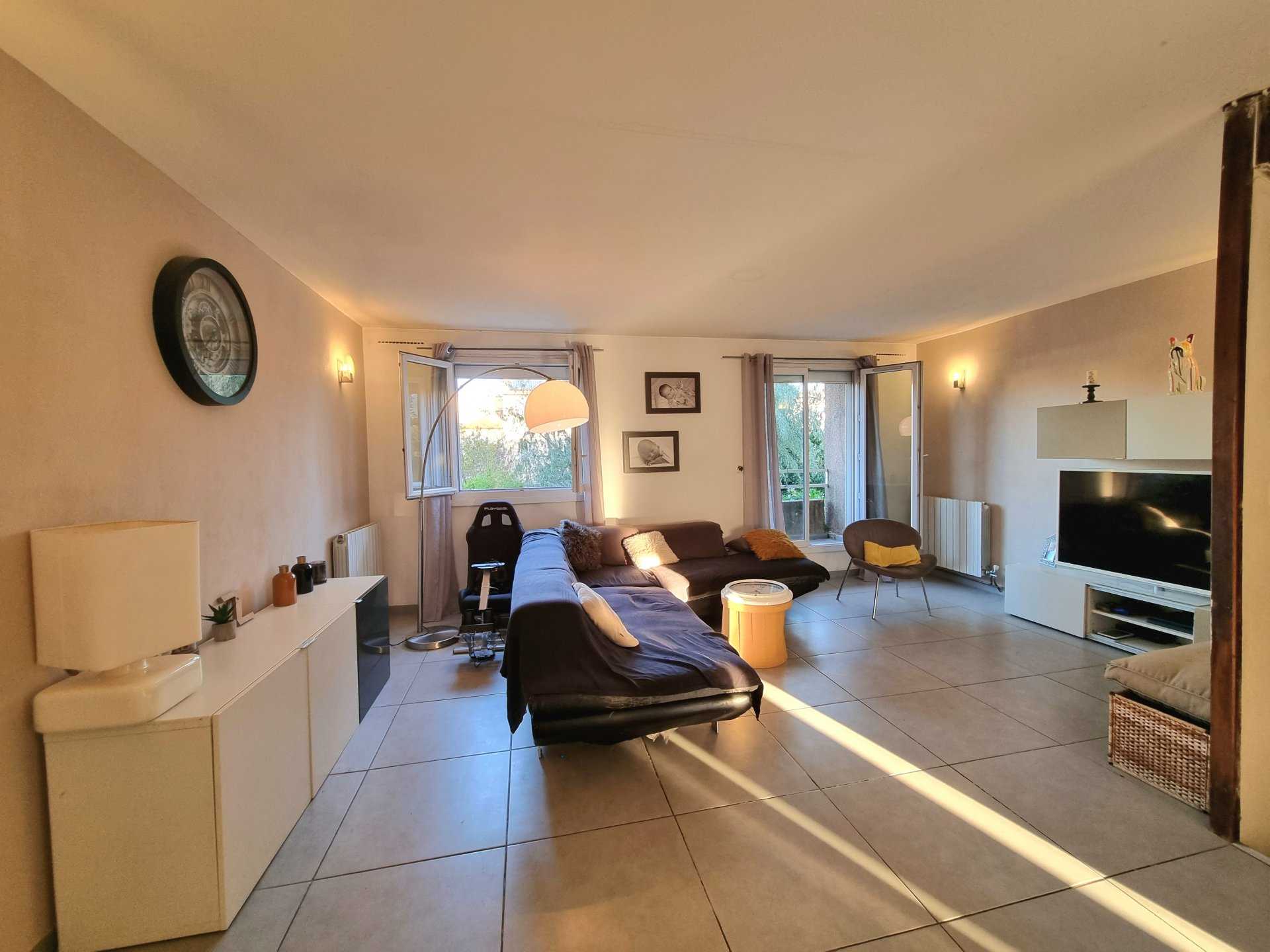 Multiple Houses in Vitrolles, Provence-Alpes-Cote d'Azur 10981706