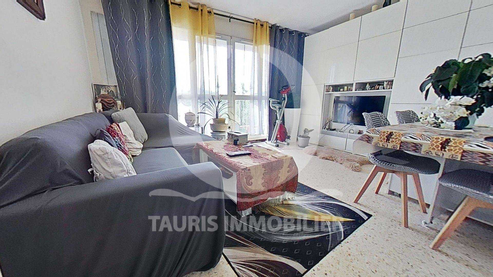 Condominium in Aubagne, Provence-Alpes-Cote d'Azur 10985964