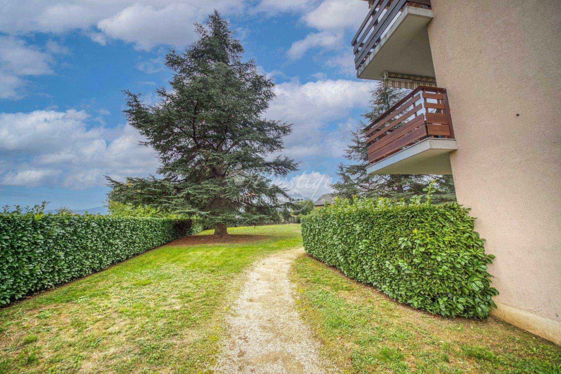 Condominium in La Motte-Servolex, Savoie 10987051