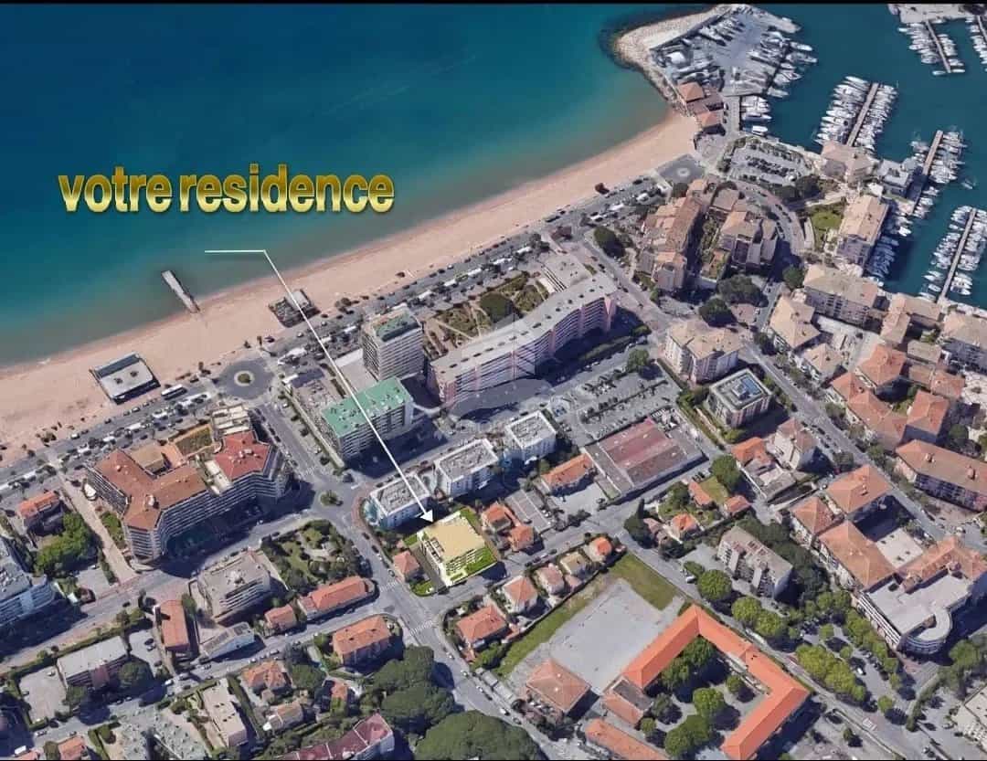 Condominium in Fréjus, Provence-Alpes-Côte d'Azur 10987058