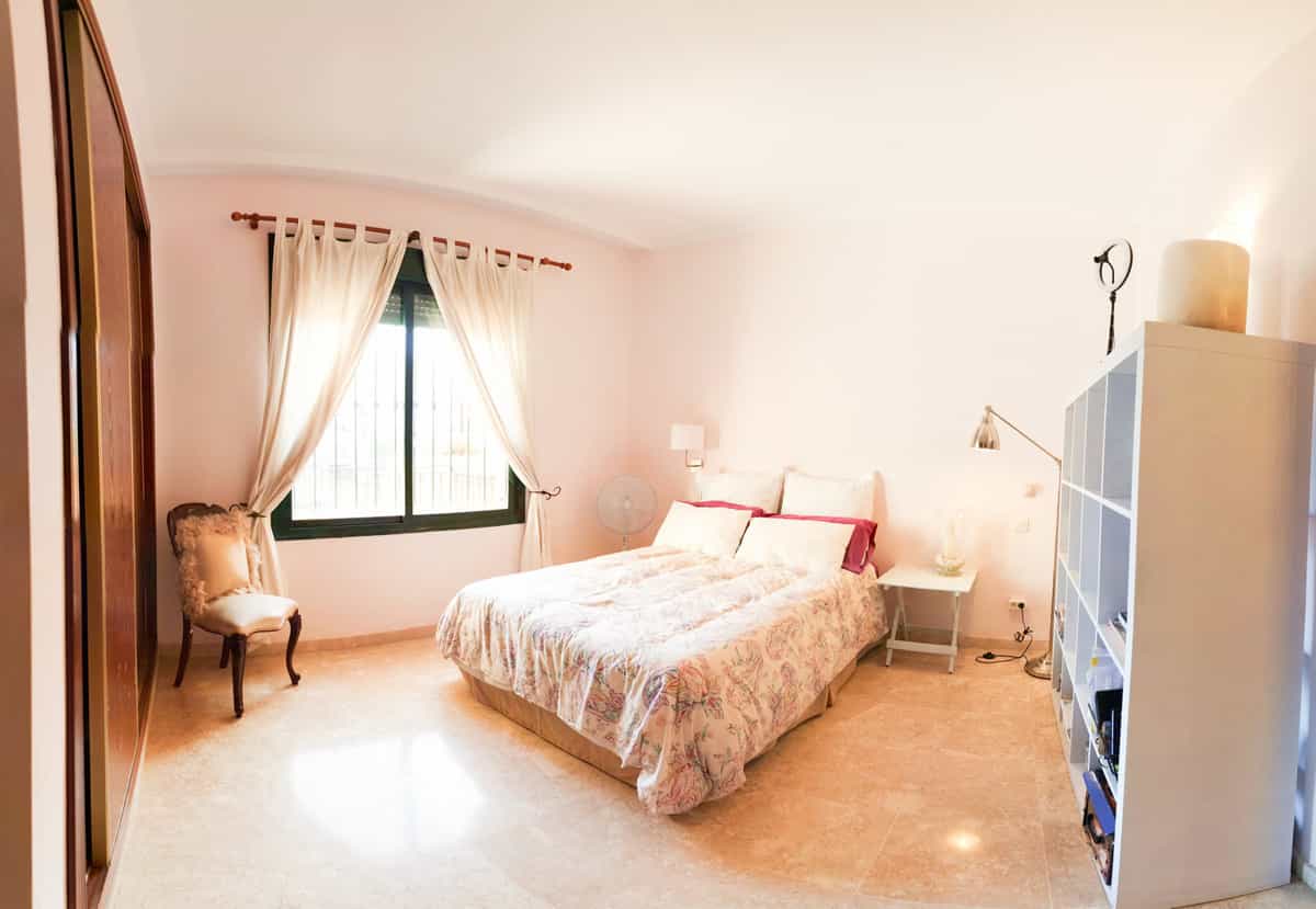 公寓 在 Puerto de la Duquesa, Andalusia 10988356