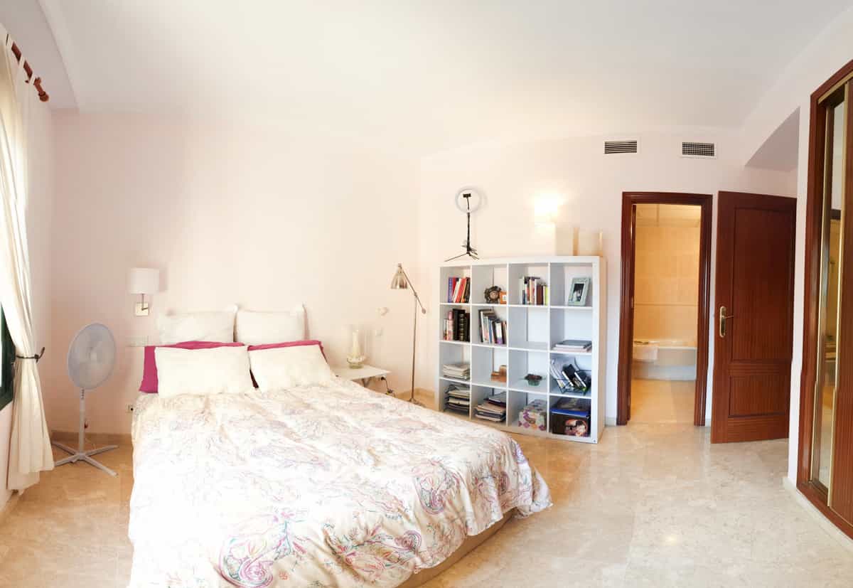 公寓 在 Puerto de la Duquesa, Andalusia 10988356