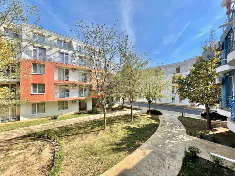 Condominium in Nesebar, Burgas 10988733