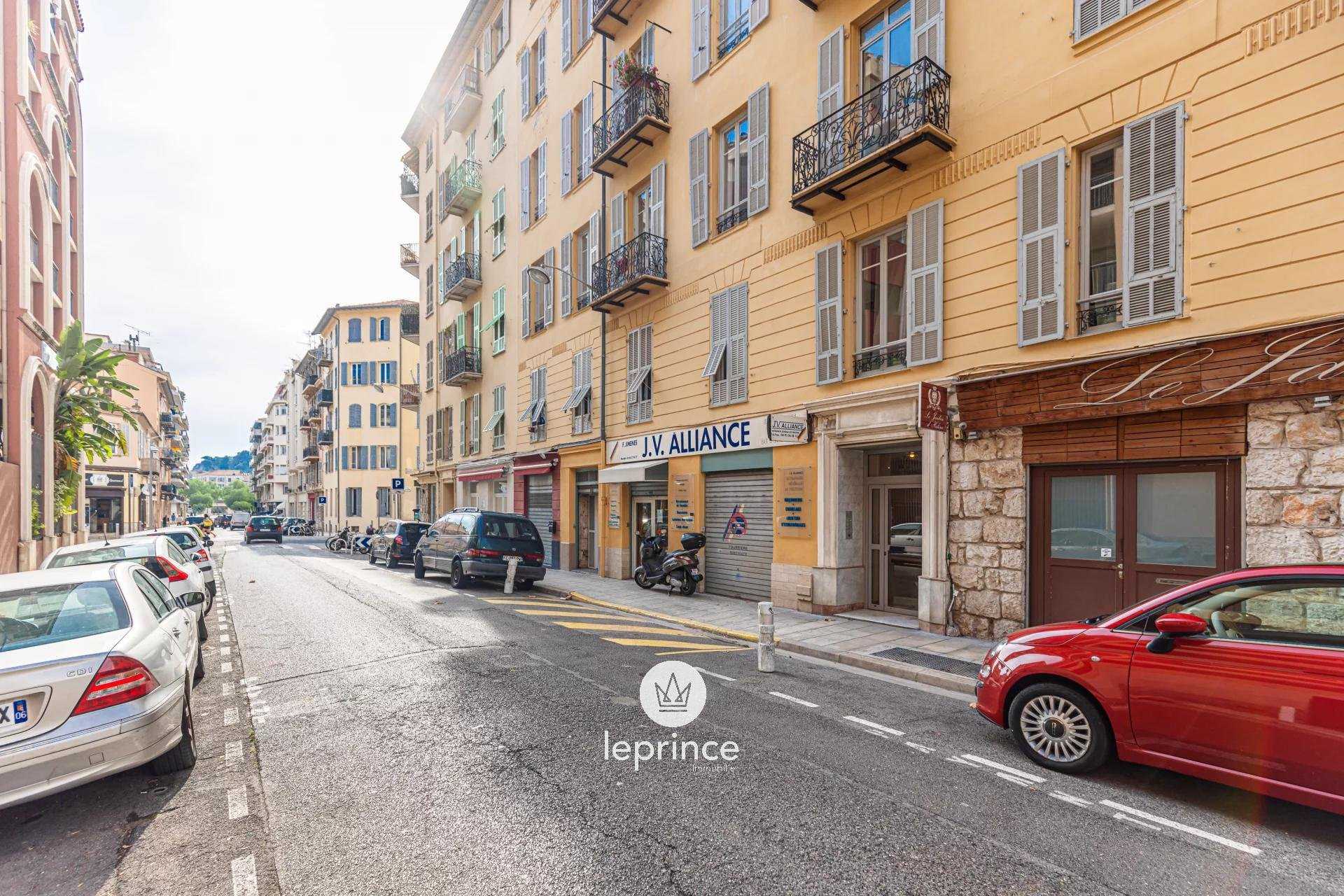 Condominium in Nice, Provence-Alpes-Cote d'Azur 10990594