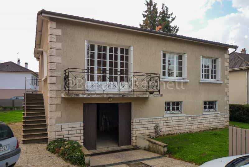 房子 在 Sauzé-Vaussais, Nouvelle-Aquitaine 10990694