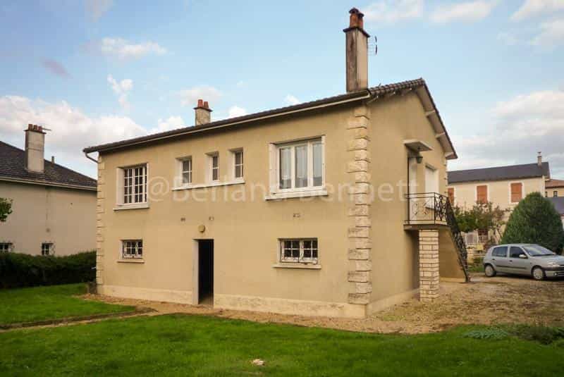 House in Sauzé-Vaussais, Nouvelle-Aquitaine 10990694