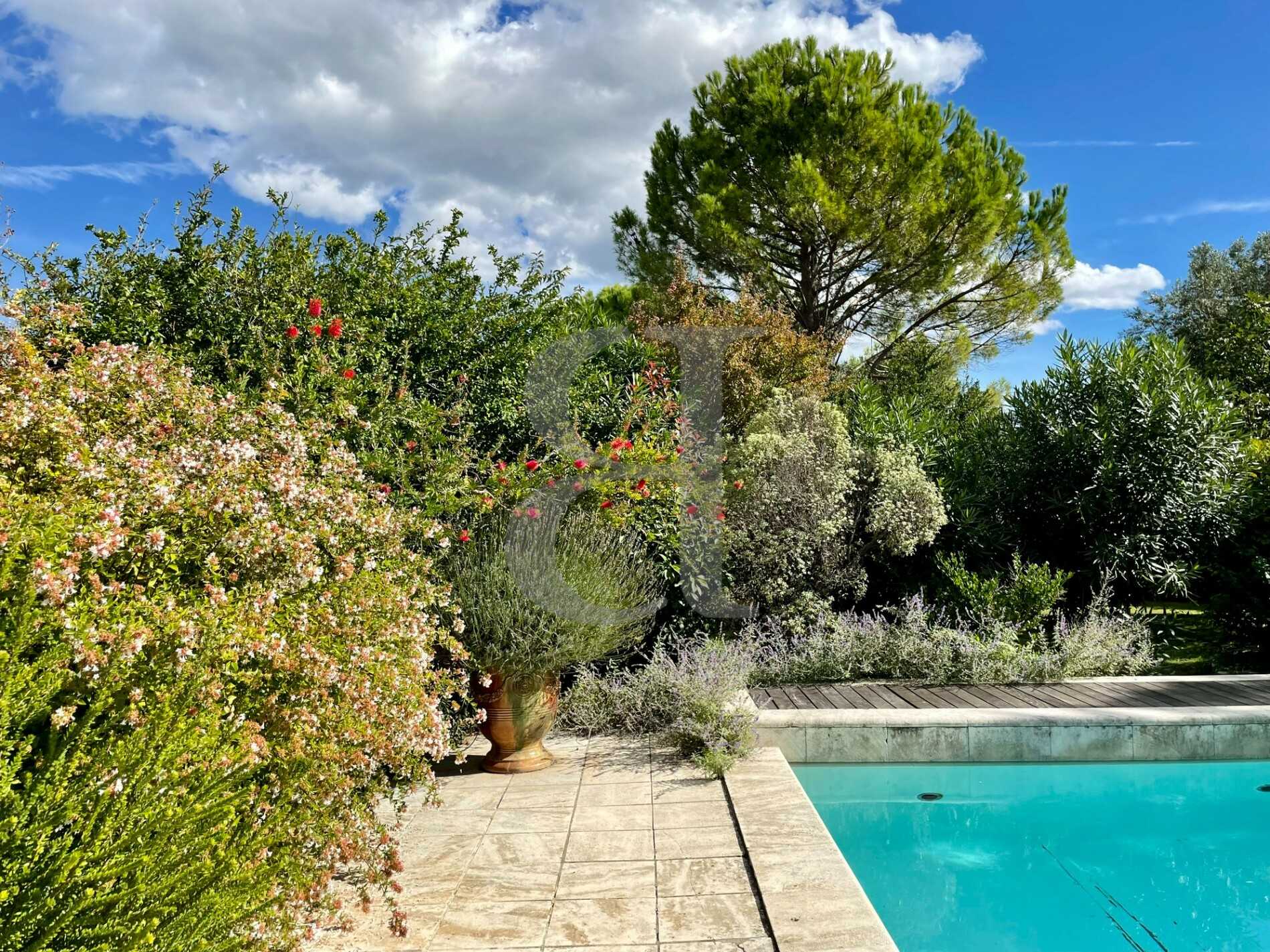 Rumah di kuburan, Provence-Alpes-Cote d'Azur 10991425