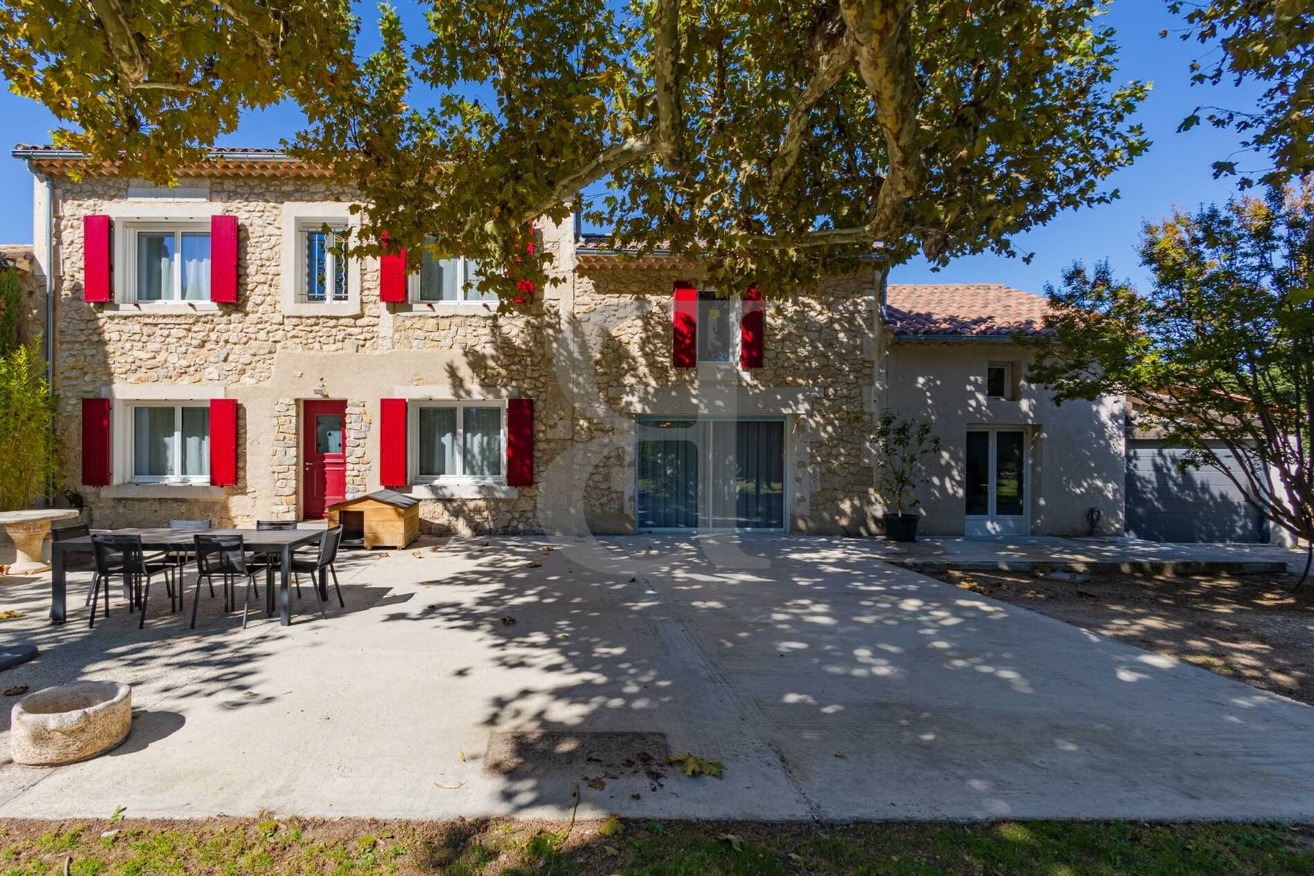 House in L'Isle-sur-la-Sorgue, Provence-Alpes-Cote d'Azur 10991438